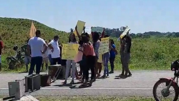 Familiares de detentos protestam em Tarauacá exigindo informações dos apenados